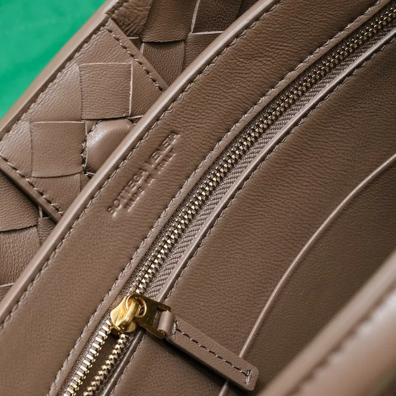 Batch 1860 B's 2024 spring and summer new style continues the brand's woven style with detailed metal knot switch buckles. This time, the shoulder straps are also made into tube weaves, showing different craftsmanship. The carrying method is versatile to create more different styles. Intrecciato woven leather small handbag, equipped with sliding crossbody strap. Internal compartments, including 1 zipper pocket and 2 open pockets with magnetic buckle closure. Size: 25*20*10cm, model: 7463#
